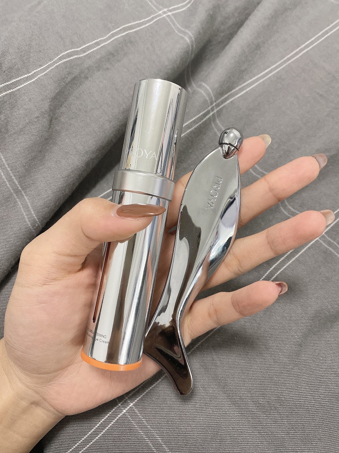 眼霜—Kerrykerry宝贝收到了，刚用肌肤嘟噜嘟噜的喝水，用完之后脸明显变白了，很喜欢